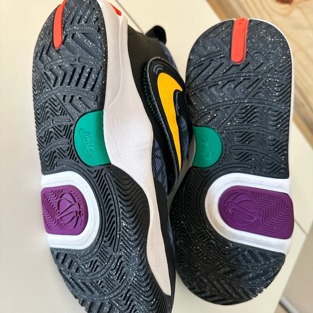 Nike Kids - Nike Team Hustle D 11 SE (GS) 'Black Mystic Navy Gold' sneakers